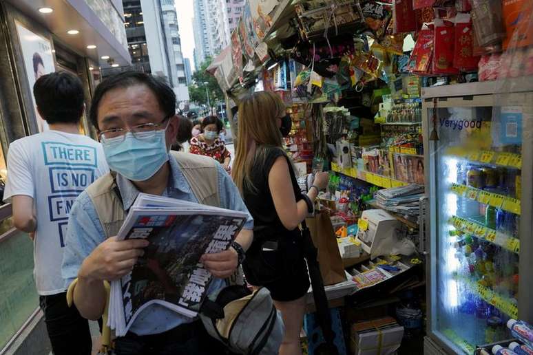 Pessoas compram exemplar final do jornal Apple Daily, em Hong Kong
24/06/2021
REUTERS/Lam Yik