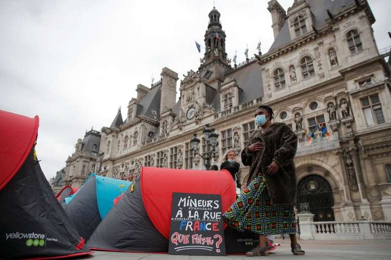 Acampamento de 300 imigrantes na frente da prefeitura de Paris
25/6/2021 REUTERS/Gonzalo Fuentes