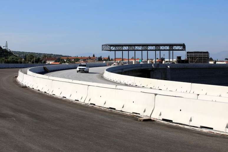 Vista de uma pra&ccedil;a de ped&aacute;gio numa rodovia. 26/5/2021. REUTERS/Stevo Vasiljevic
