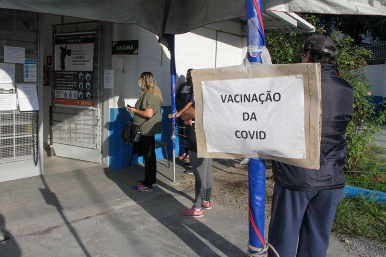 Vacinação contra covid-19 na UBS Jardim Guanabara, zona oeste de São Paulo