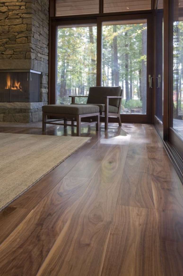 32. Piso marrom de madeira – Foto Carlisle Wide Plank floors