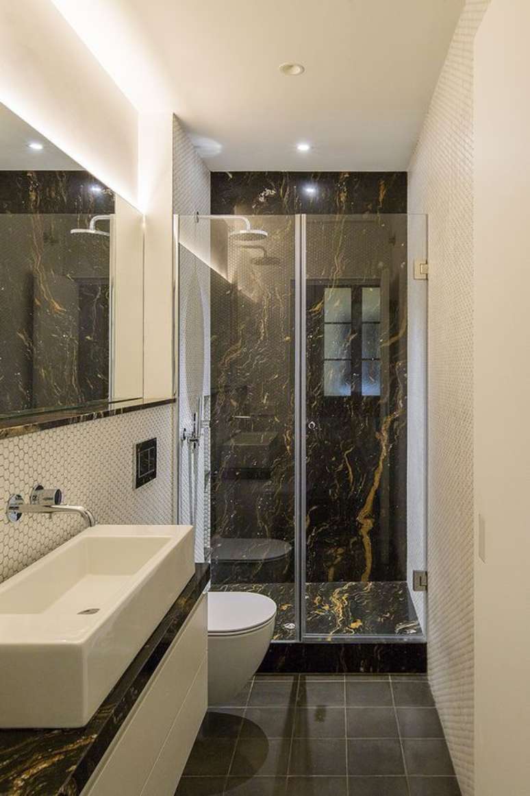 14. Banheiro com piso marrom e mármore no box – Foto Arkpad