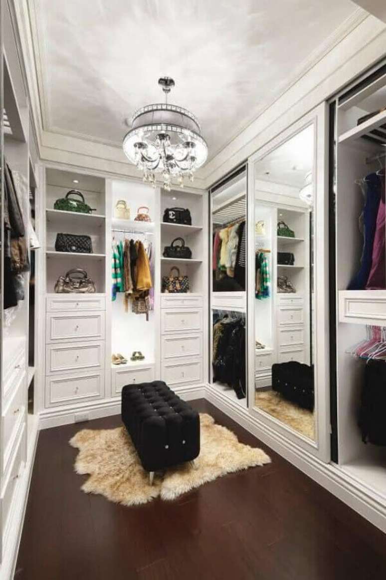 50. Puff capiton&ecirc; preto para decora&ccedil;&atilde;o de arm&aacute;rio closet branco planejado &ndash; Foto: Pinterest