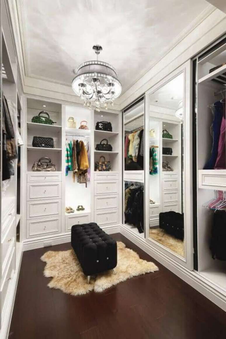 50. Puff capitonê preto para decoração de armário closet branco planejado – Foto: Pinterest