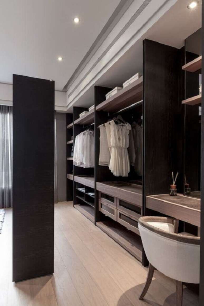 30. Decoração em cores escuras para armário closet casal – Foto: Pinterest