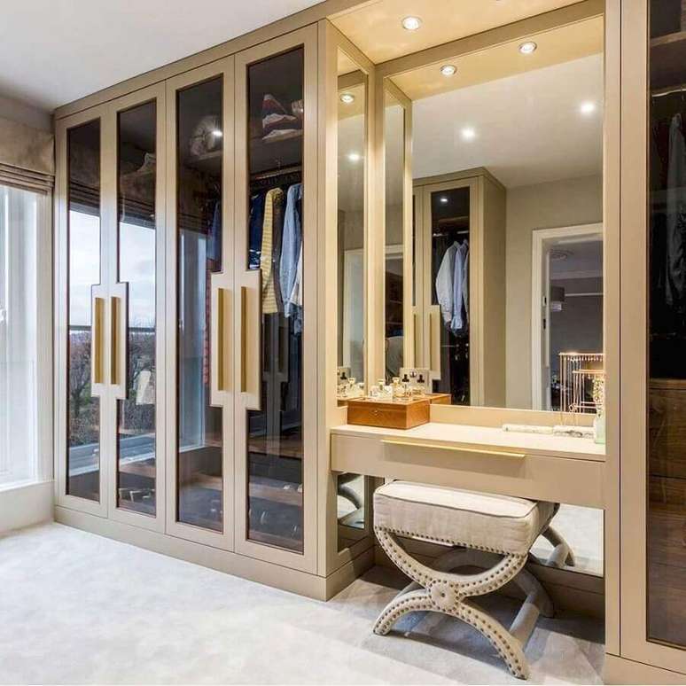 10. Decoração sofisticada com armário para closet planejado com penteadeira – Foto: Bath Bespoke