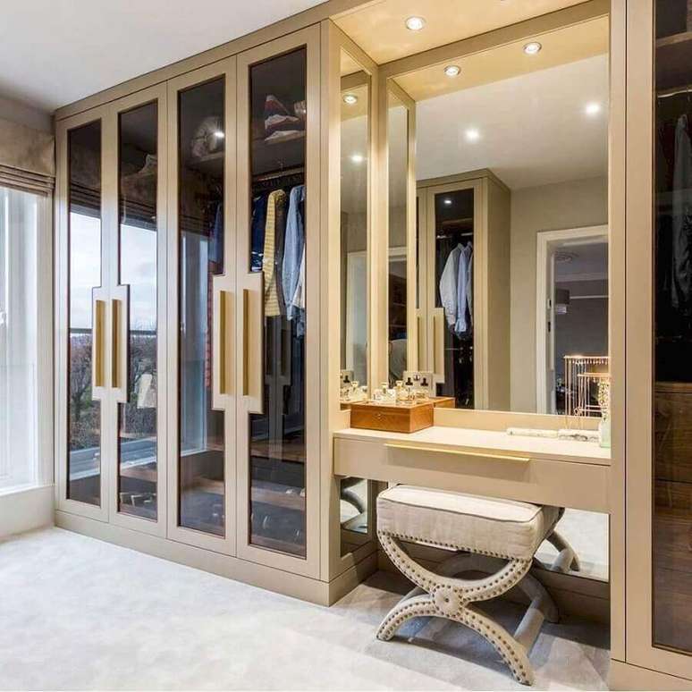 10. Decora&ccedil;&atilde;o sofisticada com arm&aacute;rio para closet planejado com penteadeira &ndash; Foto: Bath Bespoke