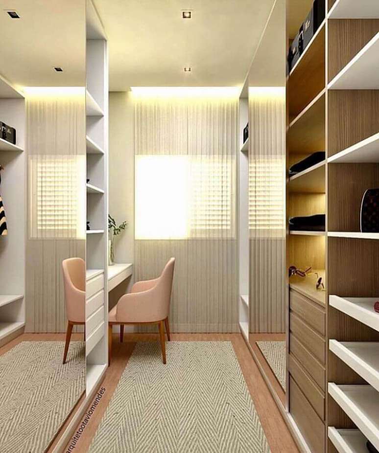 28. Decora&ccedil;&atilde;o em cores claras para arm&aacute;rio closet com portas espelhadas &ndash; Foto: Dicas de Mulher