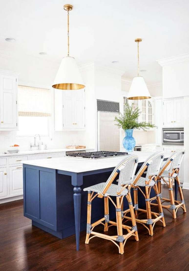 17. Cozinha com piso marrom e balcão azul marinho – Foto Serena e Lily