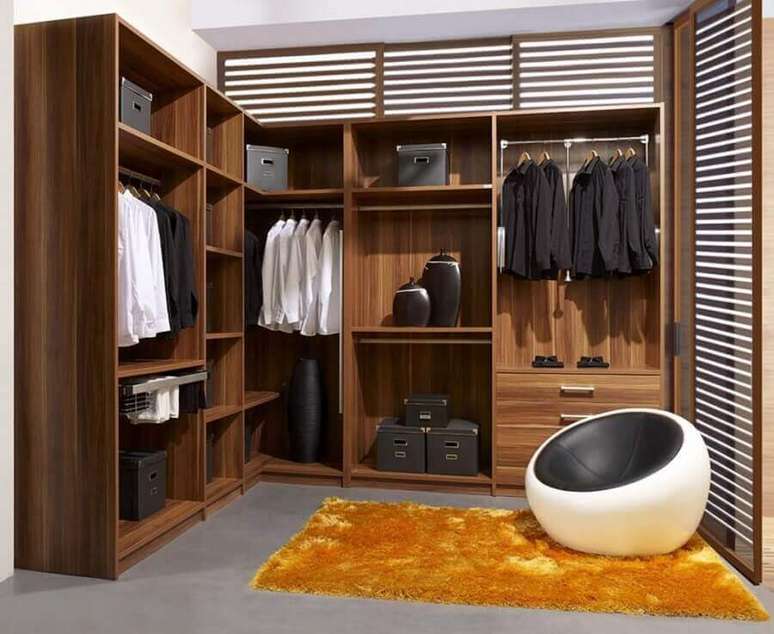 6. Decoração simples para armário closet modulado de madeira – Foto: Lolafá
