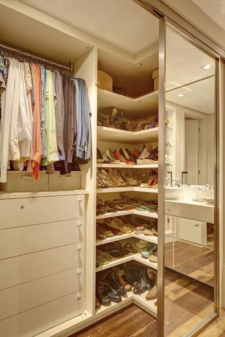 46. Portas de correr espelhadas para decoração de armário closet pequeno – Foto: Histórias de Casa