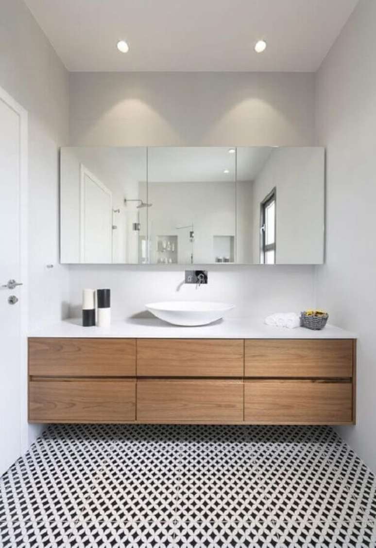 32. Porcelanato para banheiro pequeno e preto e branco – Foto Revista Vd