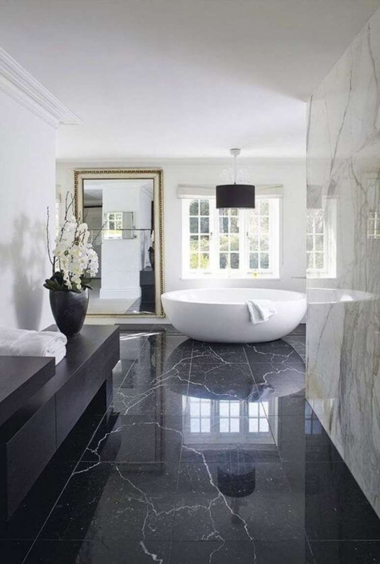 73. Banheiro com cores de piso de porcelanato marmorizado com banheira branca – Foto Luxury Bathrooms