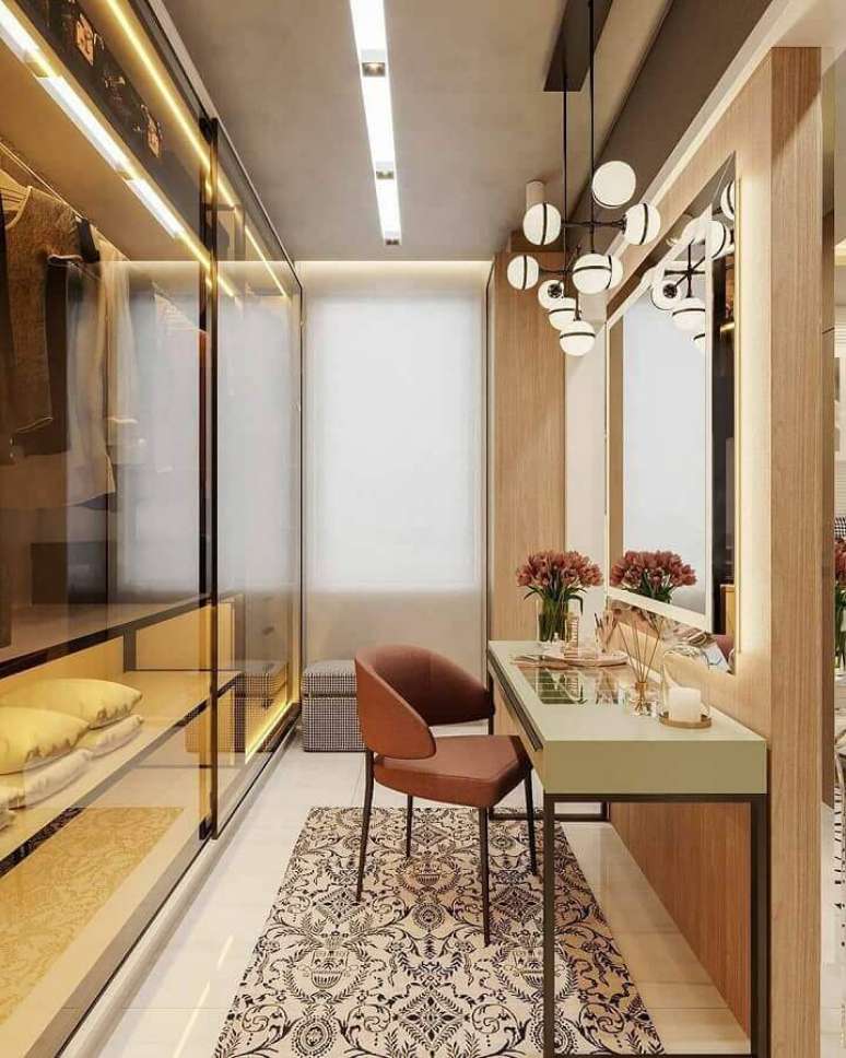 44. Penteadeira para armário closet moderno decorado com portas de vidro – Foto: Decor Salteado