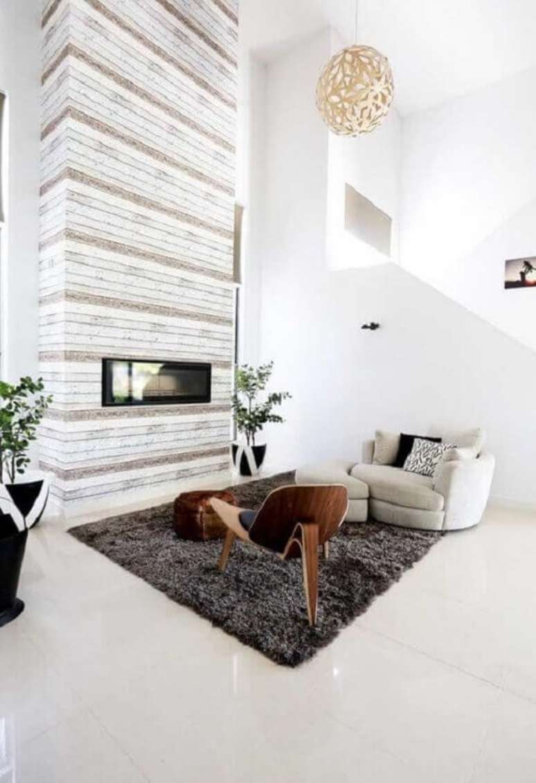 6. Piso de porcelanato retificado branco com lareira &ndash; Foto Pinterest