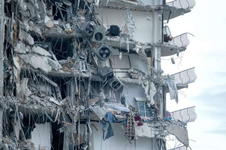 Desabamento destruiu boa parte de edifício residencial em Surfside