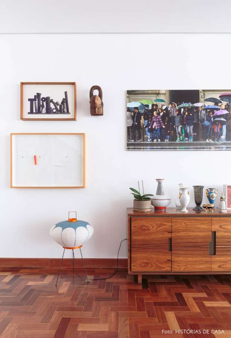 37. Piso marrom de madeira para sala de estar – Foto Histórias de Casa