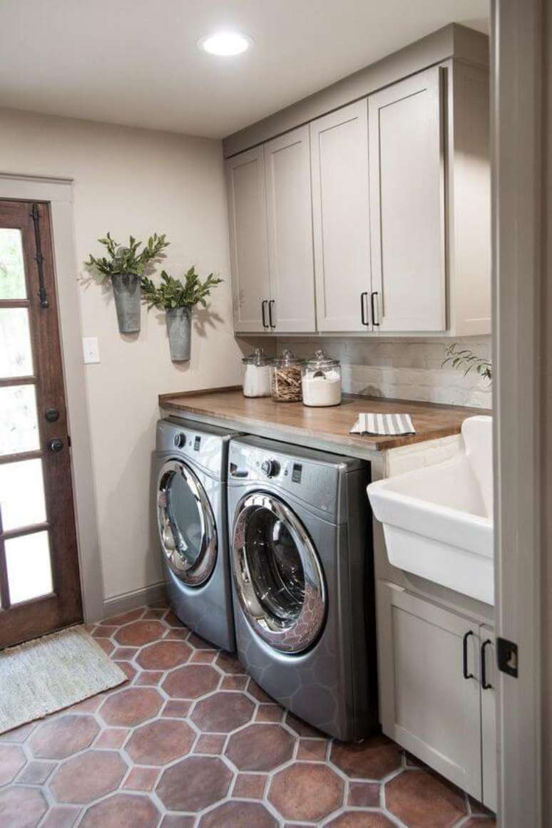 19. Piso hexagonal marrom para lavanderia – Foto Pinterest