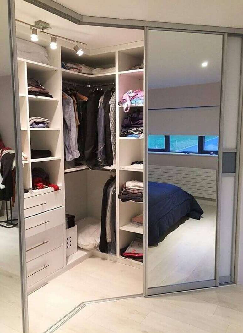 20. Decora&ccedil;&atilde;o com portas espelhadas para arm&aacute;rio closet pequeno de canto &ndash; Foto: Arkapad