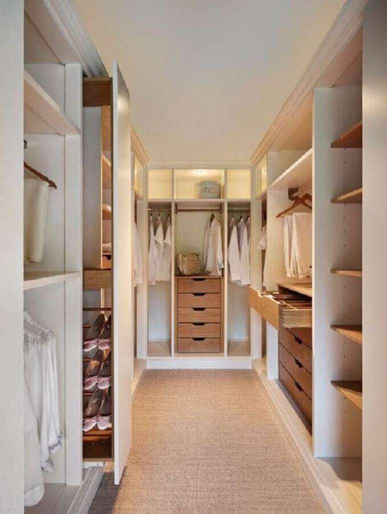 5. Cores claras para decoração de armário closet planejado – Foto: Behance