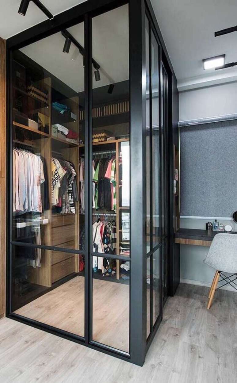 49. Portas de vidro para decoração de armário tipo closet pequeno – Foto: Pinterest