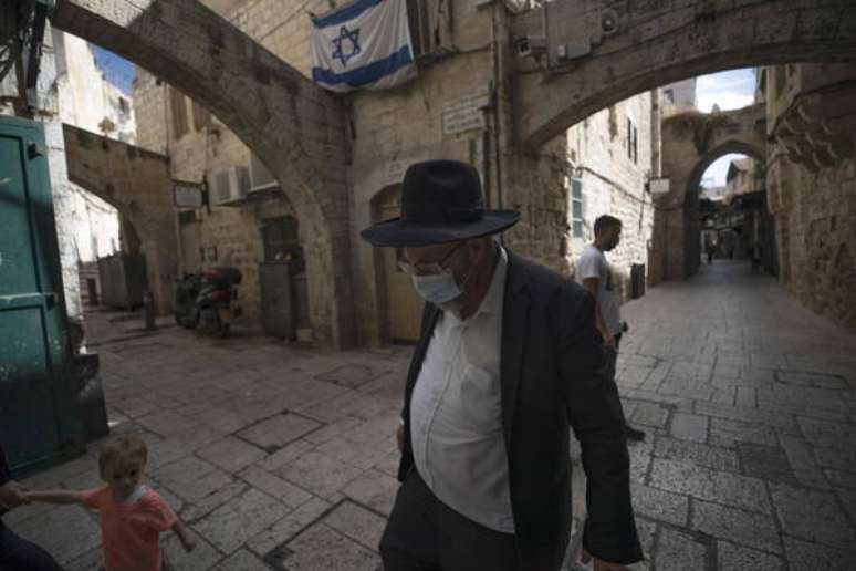 Israel vê um aumento nos casos de Covid-19 e voltou atrás na liberação do uso de máscaras
