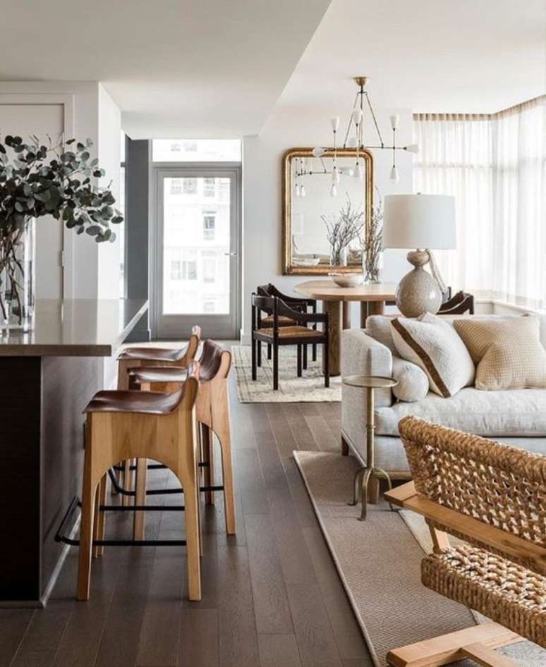 36. Piso marrom de madeira na sala de estar &ndash; Foto Casa Tres Chi