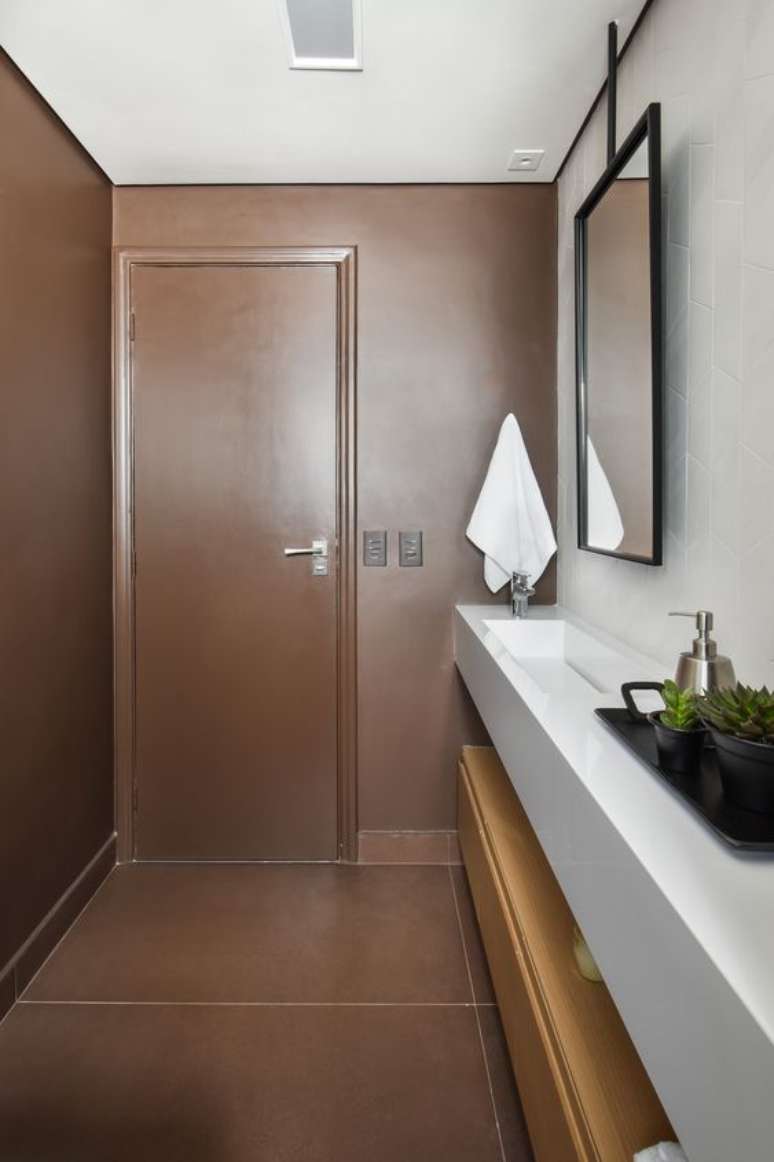56. Piso marrom porcelanato no banheiro – Foto Degrade Arquitetura