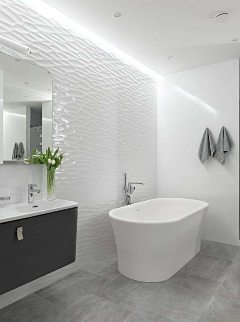 74. Banheiro com banheira piso de porcelanato 3d branco polido na parede – Foto Casoca