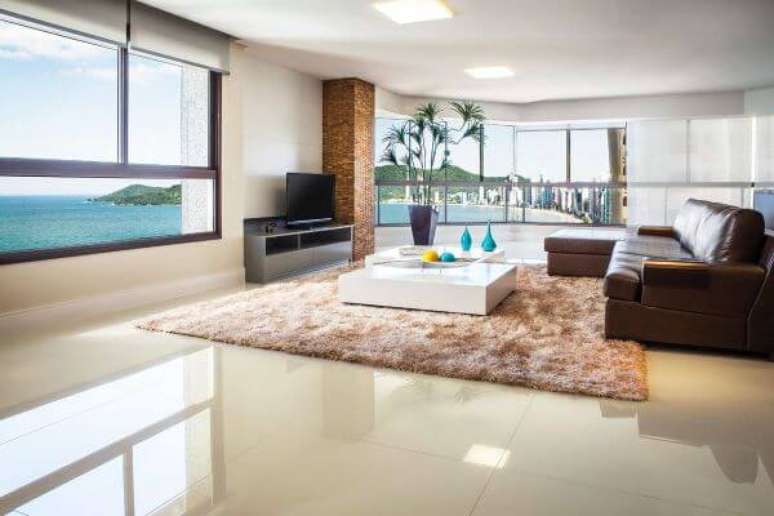 57. Piso de porcelanato para sala de estar cl&aacute;ssica &ndash; Foto Pinterest