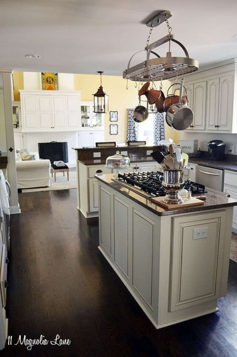 18. Cozinha com piso marrom – Foto Magnolia Lia Lane