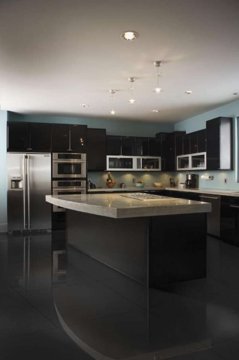 54. Cozinha com piso de porcelanato preto e cinza &ndash; Foto Pinterest