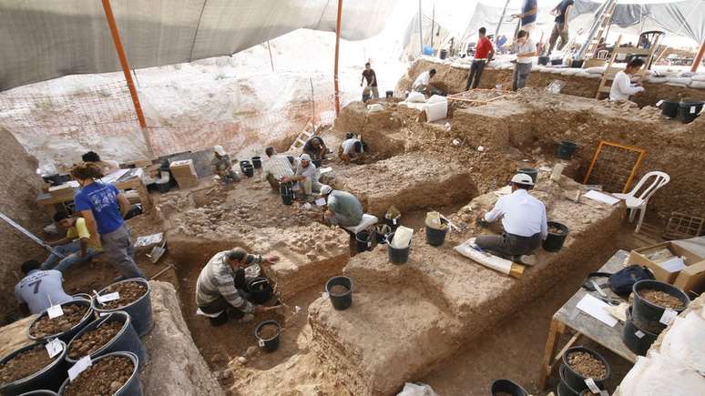 Restos mortais foram descobertos durante escavação de um sumidouro — milhares de ferramentas de pedra e restos de animais também foram encontrados