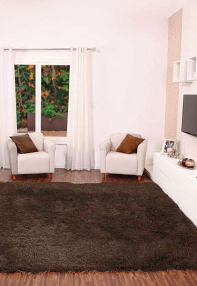 31. Piso marrom de madeira com poltrona branca &ndash; Foto Dafiti