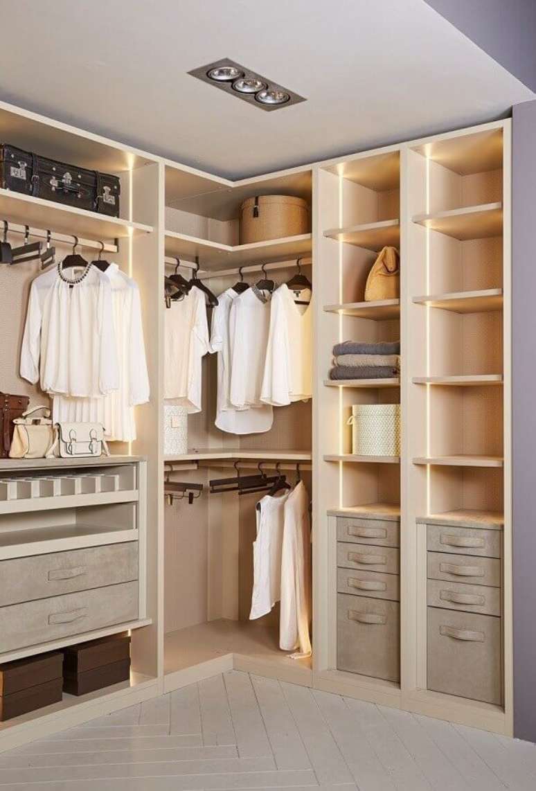 18. Cores neutras para decora&ccedil;&atilde;o de arm&aacute;rio tipo closet de canto &ndash; Foto: Pinterest