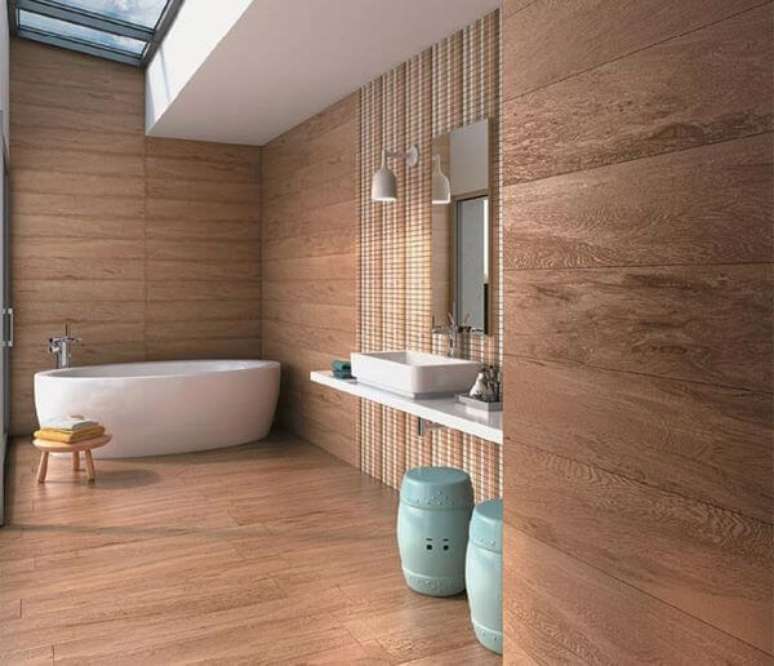 66. Piso de porcelanato amadeirado e banheira branca &ndash; Foto Pinterest