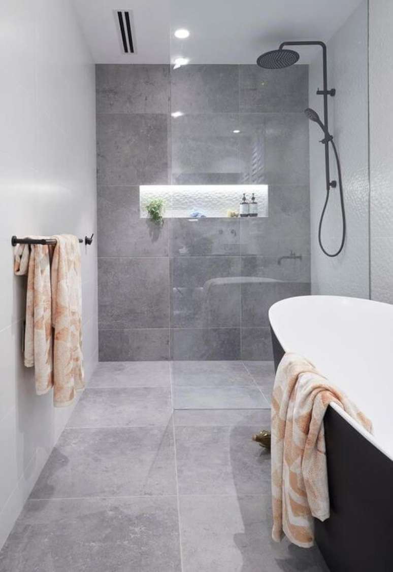 30. Porcelanato para banheiro cinza com banheira – Foto Revista VD