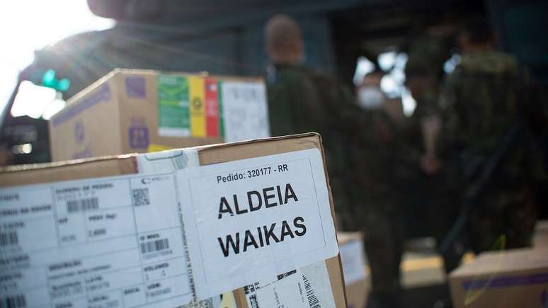 Militares em base aérea em Boa Vista (RR) preparam envio de doses para aldeias yanomamis