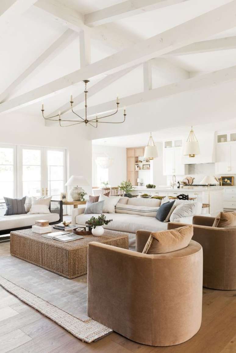 23. Piso marrom claro para sala de estar com sofá bege – Foto Studio Mcgee