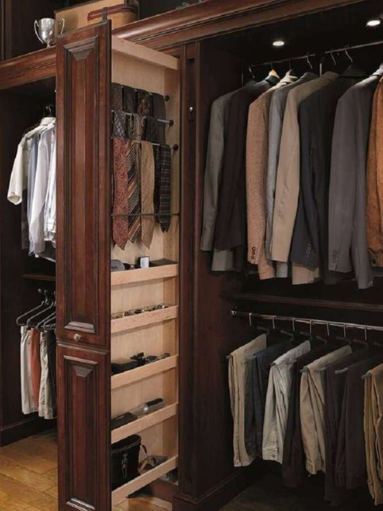21. Decoração de armário closet amadeirado – Foto: Pinterest
