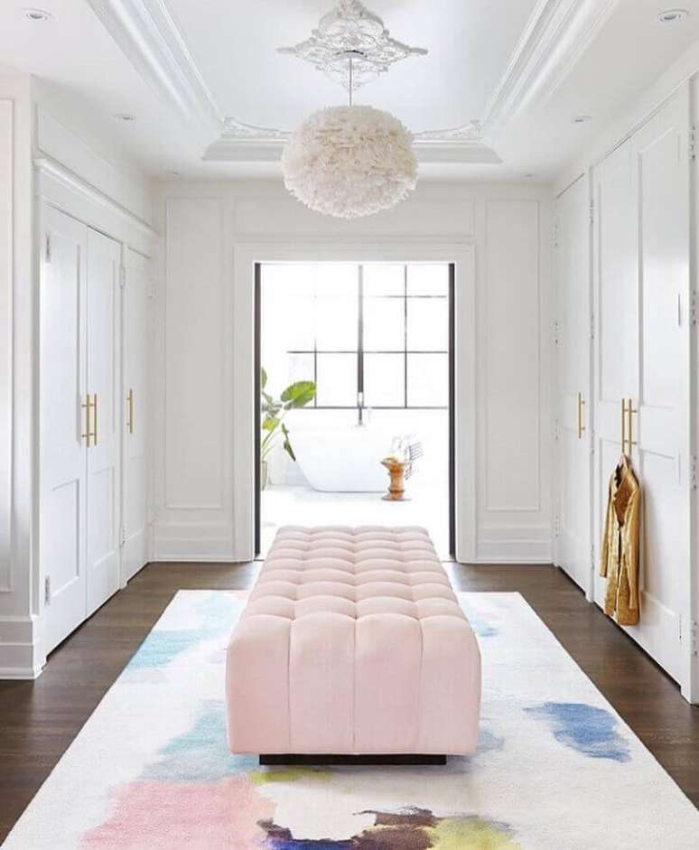 27. Decoração delicada com recamier rosa claro para armário closet branco – Foto: House and Home