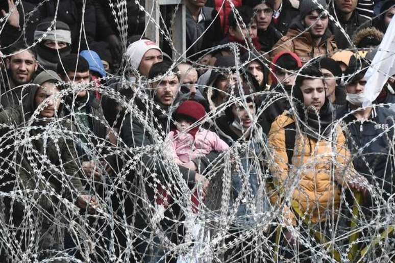 Foto de março de 2020 mostra refugiados sírios no lado turco da fronteira com a Grécia