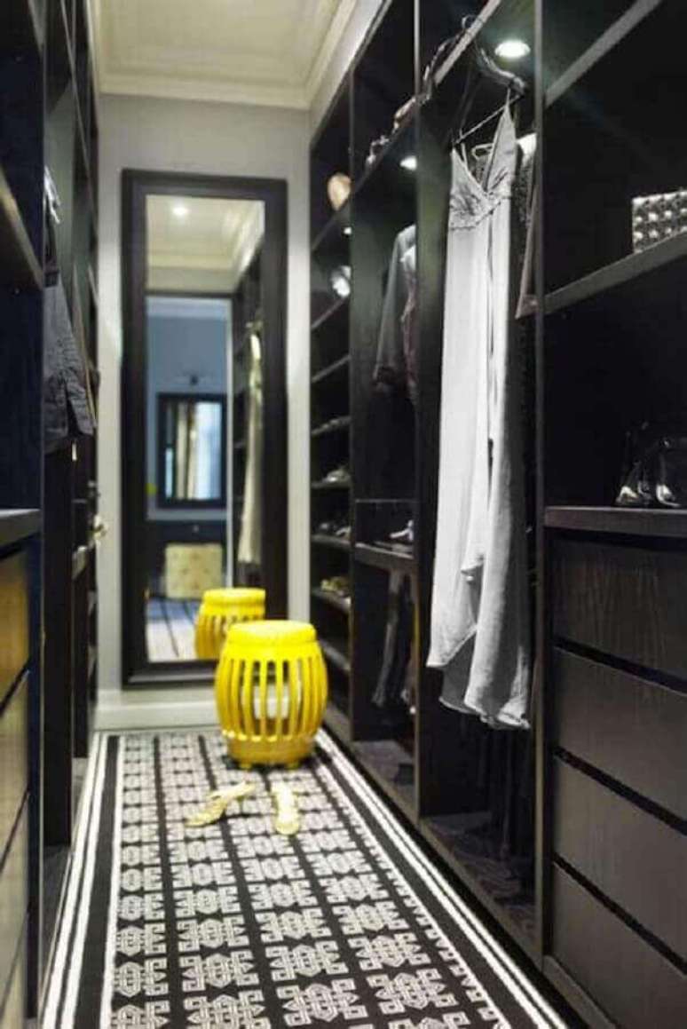 23. Decora&ccedil;&atilde;o de arm&aacute;rio closet preto planejado moderno &ndash; Foto: Home Fashion Trend