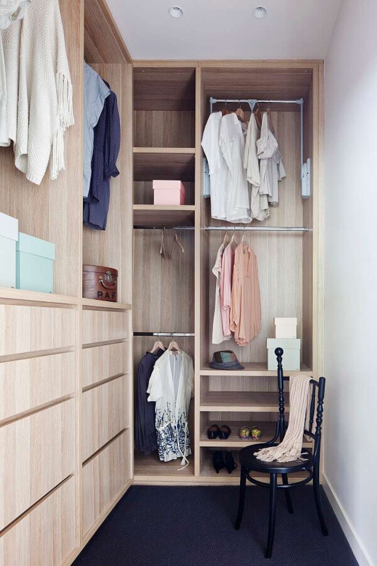 34. Decoração simples para armário closet pequeno – Foto: Archilovers