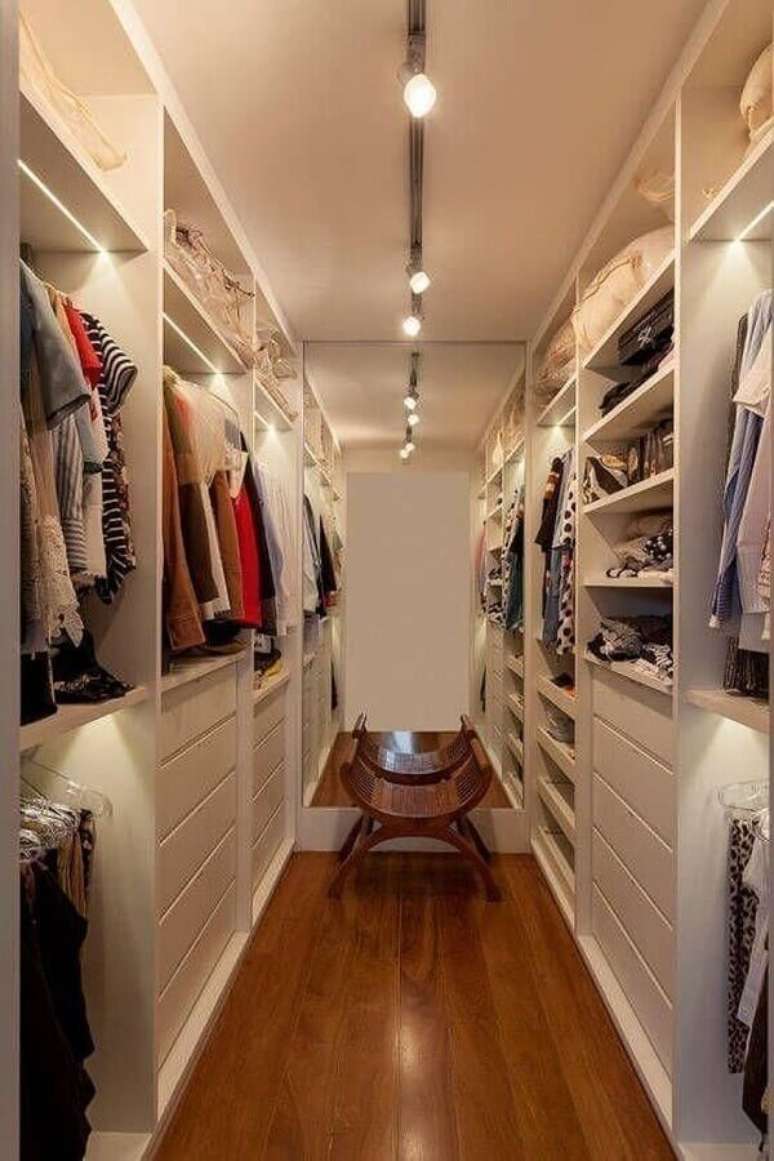 19. Decoração com banco de madeira para armário closet pequeno – Foto: Pinterest