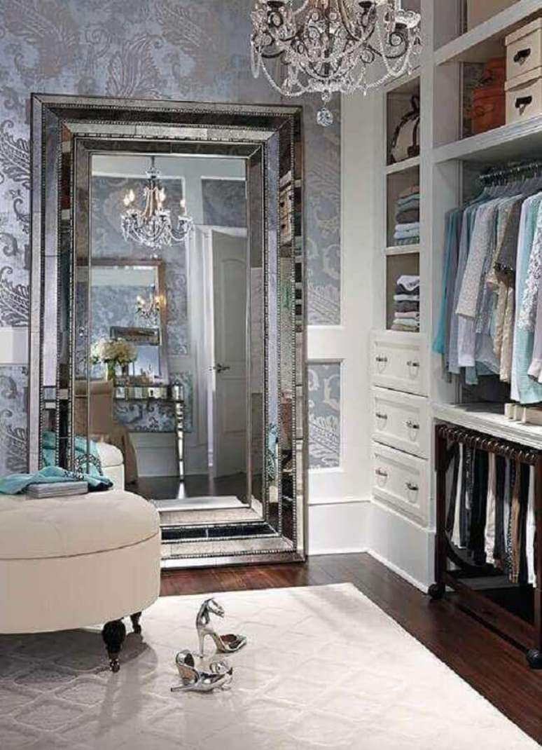 38. Espelho grande para decoração de armário closet clássico – Foto: Pinterest