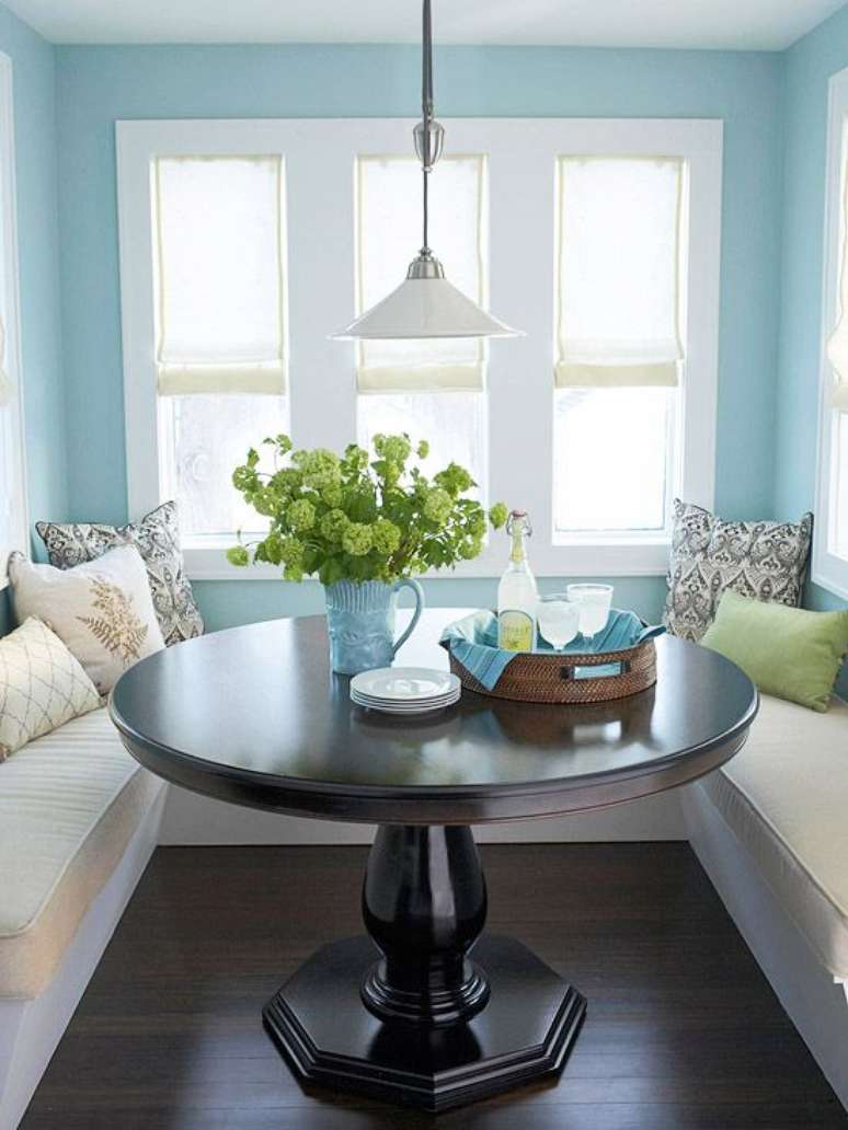 27. Piso marrom com decoração em tons de azul claro – Foto Hookedo Houses