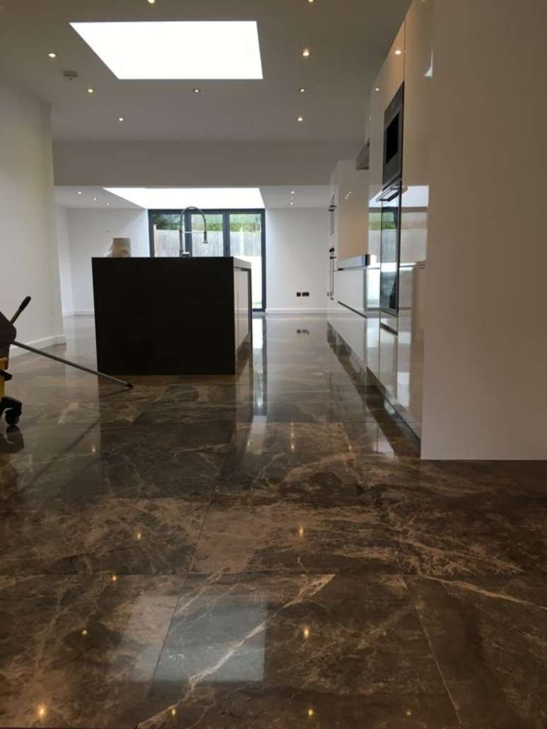 47. Piso marrom marmorizado – Foto Floor Polishing Services Ltd