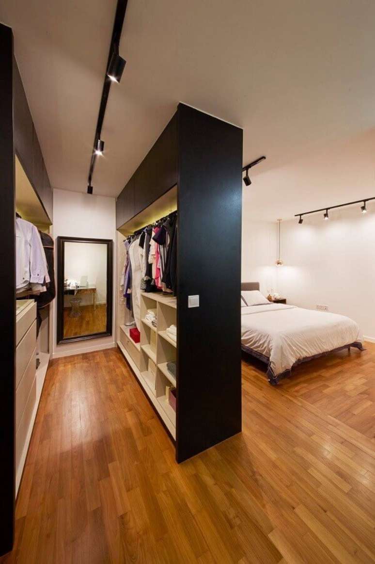 35. Decoração simples para quarto com armário closet casal – Foto: Arkpad