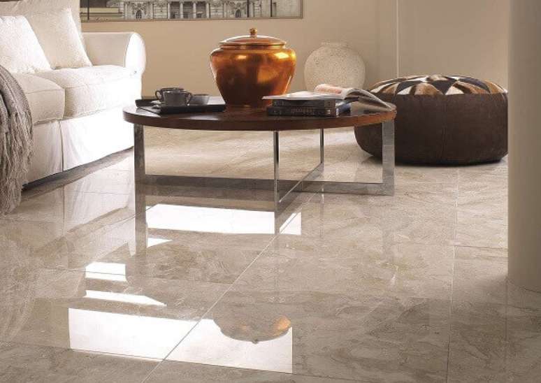 50. piso de porcelanato para sala de estar moderna com sof&aacute; branco &ndash; Foto Pinterest